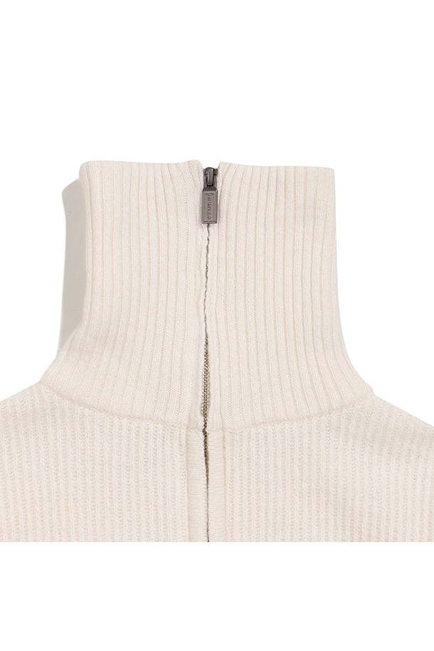 [WOMEN] 집업 울 카디건- 아이보리 HBW0003ACZIVO는 여성용 상의로, 가을과 겨울에 착용하기 좋은 두꺼운 두께감의 울 소재 집업 카디건입니다. 베이직하고 클래식한 스타일을 추구하며, 레귤러 핏과 하이넥 디자인이 특징입니다. 아이보리 색상의 무지 패턴으로 어떤 옷에도 쉽게 매치할 수 있으며, 부드러운 촉감과 긴 소매 기장으로 편안함을 더했습니다. 미니멀한 스타일을 선호하는 분들에게 특히 추천하는 아이템입니다.
