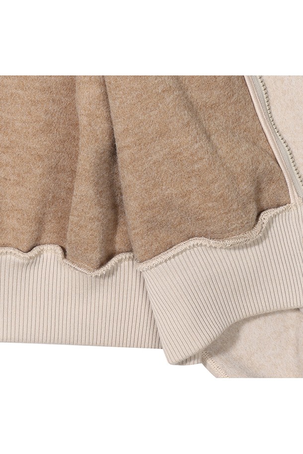 [WOMEN] 플리스 재킷 - 스무스페블 HBW0004AUZSMP는 부드러운 촉감의 플리스 소재로 제작되어 가을과 겨울에 따뜻하게 착용할 수 있는 여성 플리스 재킷입니다. 베이지 및 스무스페블 컬러로 출시되었으며, 캐주얼 및 스포티 스타일을 연출하기 좋습니다. 스탠드 칼라와 로고 디테일이 돋보이며, 레귤러 핏에 집업 방식으로 편안하게 착용 가능합니다. 일상생활과 산책룩에 활용하기 좋은 두꺼운 두께감의 긴소매 플리스 재킷입니다.
