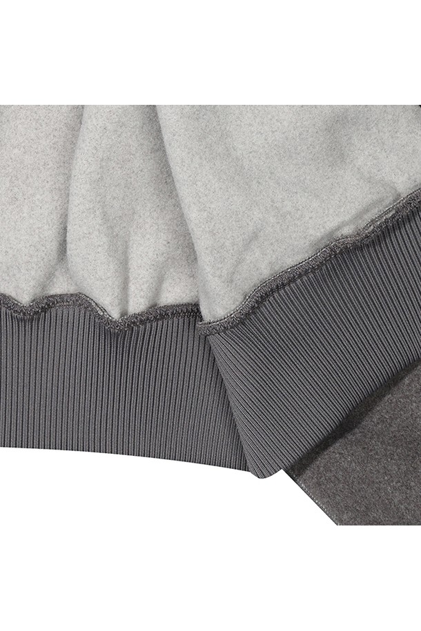 [WOMEN] 플리스 재킷 - 멜란지그레이 HBW0004AUZMEG는 여성용 플리스 재킷으로, 가을과 겨울에 따뜻하게 착용할 수 있습니다. 멜란지그레이 컬러의 무지 디자인에 루즈핏과 크롭 기장으로 캐주얼하고 스포티한 스타일을 연출합니다. 부드러운 촉감의 플리스 소재로 제작되었으며, 두꺼운 두께감과 하이넥 디자인, 집업 여밈 방식으로 보온성을 높였습니다. 산책룩에 매치하여 편안하면서도 스타일리시하게 연출하기 좋습니다.
