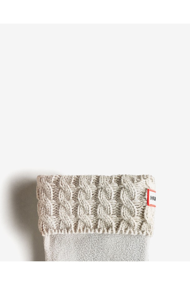 [KIDS] 오리지널 6스티치 케이블 부츠삭스 - 그레이지 KAS3420AABGRG는 키즈용 양말입니다. 부드러운 면 소재로 제작되어 가을과 겨울철에 보온성을 제공하며 일상생활에서 편안하게 착용할 수 있습니다. 그레이지 컬러에 케이블 패턴이 더해져 베이직하면서도 클래식한 스타일을 연출합니다. 두꺼운 두께감과 부츠삭스 디자인으로 발을 따뜻하게 감싸주며, 미니멀한 룩에도 잘 어울립니다.
