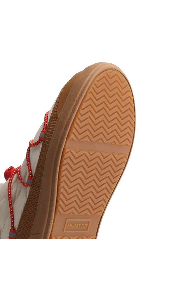 [WOMEN] 인앤아웃 푸퍼 레이스업 부츠 - 화이트윌로우 WFS2264RENWWG는 여성용 부츠로, 겨울철 일상룩에 따뜻함과 스타일을 더해줍니다. 둥근 코 디자인에 화이트 컬러가 돋보이며, 레이스업 방식으로 발을 안정감 있게 감싸줍니다. 나일론, 고무, 아크릴, 폴리에스테르 등의 소재로 제작되었으며, 3cm 플랫 굽과 패딩 및 니트 안감으로 편안한 착용감을 제공합니다. 캐주얼, 미니멀, 클래식 스타일의 출근룩과 여행룩에 매치하기 좋으며, 방한 기능과 핸드메이드 디테일로 완성도를 높였습니다.
