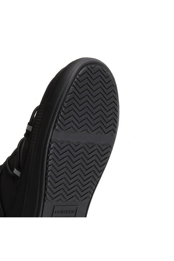 [WOMEN] 인앤아웃 푸퍼 레이스업 부츠 - 블랙 WFS2264RENBLK는 일상, 캠핑, 여행 등 다양한 상황에서 활용하기 좋은 여성 부츠입니다. 라운드 앞코에 블랙 컬러, 무지 패턴으로 미니멀하고 캐주얼한 스타일을 연출합니다. 방수 기능과 보온성을 갖춰 겨울철에도 따뜻하고 쾌적하게 착용할 수 있으며, 니트 탑라인과 레이스업, 스트링 여밈으로 편안한 착용감을 제공합니다. 나일론, 아크릴, 폴리에스터, 고무 등 튼튼한 소재를 사용하여 고프코어 및 캠핑룩에 잘 어울리며, 굽 높이는 30mm 플랫입니다. FSC 인증을 받은 친환경적인 제품입니다.
