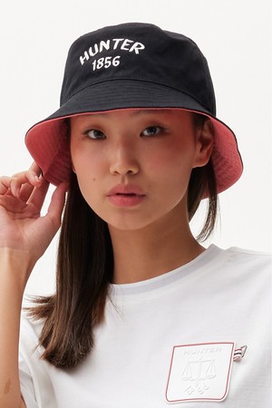 [UNISEX] 임브로이더리 1856 버캣 햇 - 블랙/아이보리 HAU0004CHZBLK