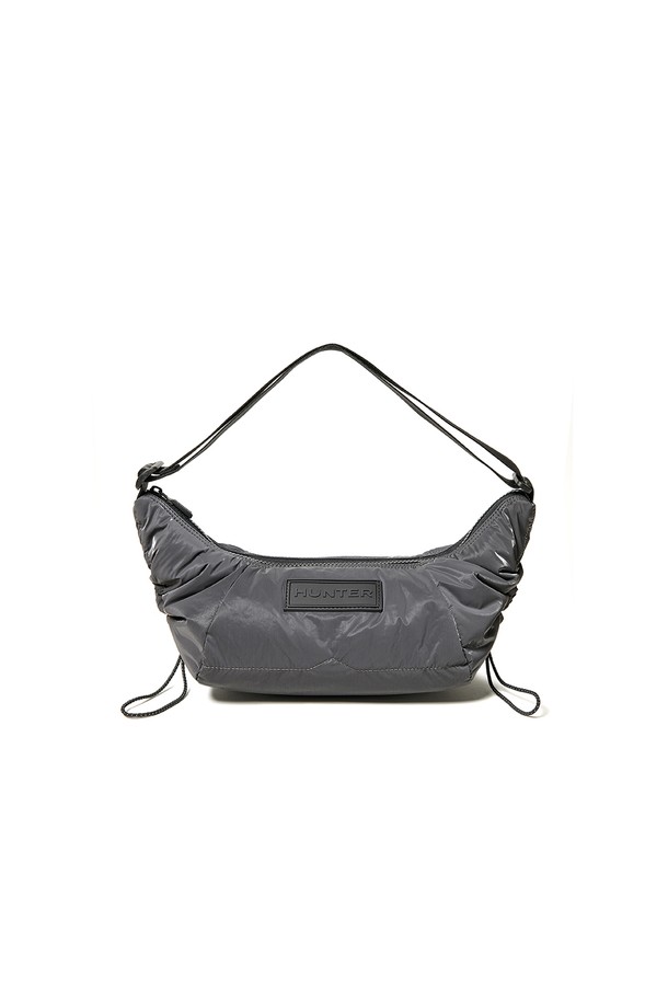 [UNISEX] 글로시 드로우스트링 호보백 - 그레이 HDWK021BXZGRY는 캐주얼, 미니멀, 시크 스타일을 추구하는 분들을 위한 유니섹스 호보백입니다. 동네 마실룩, 쇼핑룩, 여행룩에 모두 잘 어울립니다. 부드러운 나일론과 폴리우레탄 소재로 제작되었으며, 글로시한 광택이 특징입니다. 미디엄 사이즈에 무지 패턴으로 제작되었으며, 드로우스트링 디자인으로 포인트를 주었습니다. 안감은 재생 폴리에스터를 사용하여 실용성을 더했습니다.
