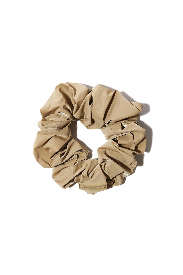 [WOMEN] 글로시 헤어 스크런치 - 베이지 HDW0001CZZBEI는 여성용 헤어 액세서리입니다. 부드러운 나일론 소재로 제작되었으며, 은은하게 빛나는 글로시 디자인이 특징입니다. 수제작으로 제작되어 꼼꼼하고, 고무 소재와 신축성 있는 디자인으로 편안한 착용감을 제공합니다. 데이트룩, 카페룩, 집콕룩 등 다양한 TPO에 활용 가능하며, 미니멀, 걸리시, 캐주얼 스타일을 연출하기 좋습니다. 사계절 내내 활용할 수 있는 베이지 컬러의 무지 스크런치로, 헤어 스타일에 포인트를 더해보세요.

