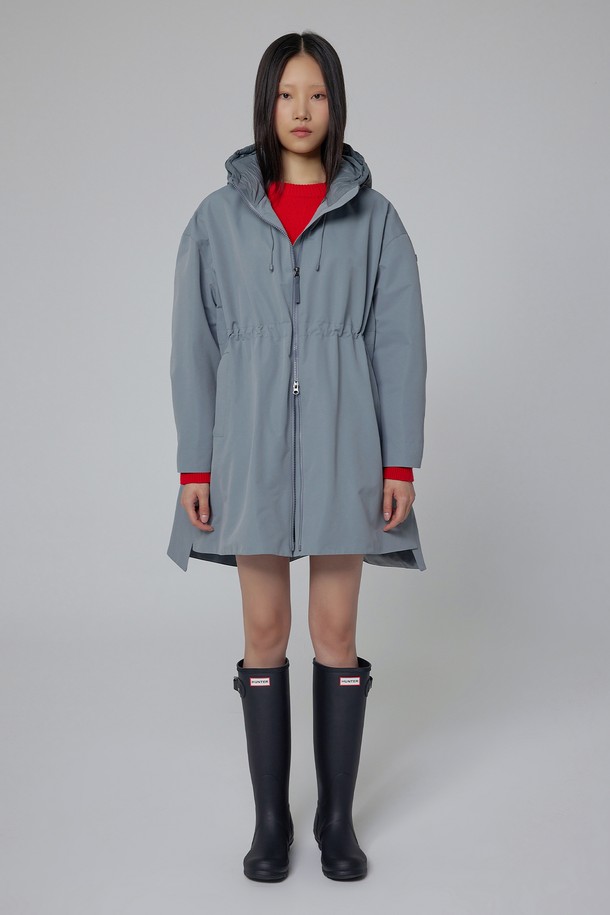 [WOMEN] 오리지날 웨더 재킷 - 그레이 HDW0005AJZGRY는 가볍고 편안한 착용감의 여성용 후드 재킷입니다. 봄, 가을에 적합하며, 얇은 두께와 부드러운 촉감의 폴리에스테르, 나일론 혼방 소재로 제작되었습니다. 롱 기장에 오버핏으로 디자인되어 캐주얼, 스포티한 스타일을 연출하며, 무지 패턴과 집업 여밈 방식으로 실용성을 더했습니다. 방수 및 경량 기능으로 동네 마실룩, 산책룩, 여행룩 등 다양한 TPO에 활용하기 좋습니다.
