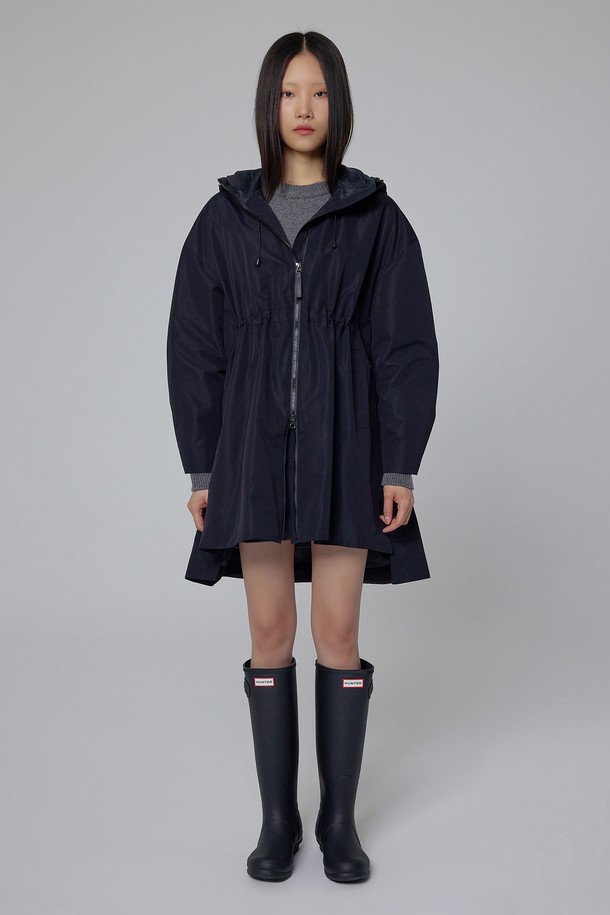 [WOMEN] 오리지날 웨더 재킷 - 블랙 HDW0005AJZBLK은 여성용 아우터로, 봄, 가을에 착용하기 좋은 얇은 두께의 블랙 컬러 웨더 재킷입니다. 캐주얼, 스포티, 미니멀한 스타일을 연출하며, 일상, 산책, 여행 등 다양한 TPO에 활용할 수 있습니다. 레귤러 핏에 집업 여밈 방식이며, 후드와 방수 기능을 갖춰 실용성을 더했습니다. 폴리에스테르와 나일론 혼방 소재로 제작되었으며, 긴 소매 기장과 무지 패턴이 특징입니다.
