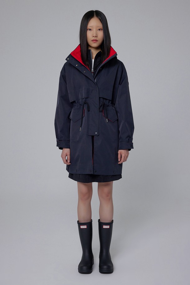 [WOMEN] 트래블 웨더 재킷 - 블랙 HDW0004AJZBLK는 여성용 아우터 자켓입니다. 여행이나 일상에서 캐주얼하고 스포티한 스타일을 연출할 수 있으며, 봄, 가을에 적합합니다. 롱 기장의 루즈핏으로 편안하게 착용 가능하며, 집업 방식으로 간편하게 여밀 수 있습니다. 얇은 두께의 폴리에스테르 소재로 제작되었으며, 후드 타입에 방수 기능과 접이식 기능이 있어 실용적입니다. 여행룩, 산책룩, 가을 나들이룩에 매치하여 미니멀한 스타일을 연출해보세요.
