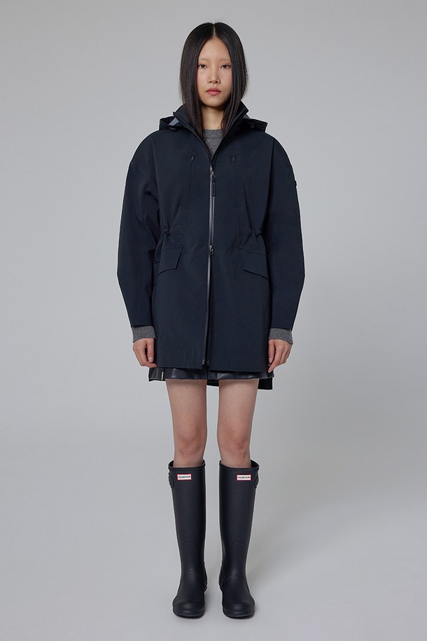 [WOMEN] 롱 기장 3L 웨더 재킷 - 블랙 HDW0003AJZBLK은 여성용 롱 기장 웨더 재킷입니다. 일상과 아웃도어 활동 모두에 적합하며, 봄/가을 계절에 착용하기 좋습니다. 블랙 컬러의 무지 디자인으로 캐주얼 및 스포티 스타일을 연출할 수 있습니다. 3L 방수 기능과 방풍 기능이 있어 변덕스러운 날씨에도 쾌적하게 활동할 수 있으며, 레귤러핏의 롱 기장으로 편안한 착용감을 제공합니다. 등산룩, 가을 나들이룩, 여행룩 등 다양한 TPO에 활용 가능합니다.
