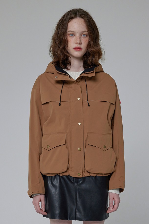 [WOMEN] 플레이 웨더 재킷 - 카멜 HDW0002AJZCAM은 여성용 아우터, 자켓으로 봄, 가을에 착용하기 좋은 캐주얼 스타일의 레귤러핏 후드 재킷입니다. 무지 패턴의 카멜 컬러로 일상복으로 활용하기 좋으며, 방수 기능을 갖춰 실용성을 더했습니다. 폴리에스테르와 나일론 혼방 소재에 얇은 두께감으로 간절기에 가볍게 걸치기 좋습니다. 스냅 여밈 방식과 긴 소매 기장이 특징이며, 산책룩이나 가을 나들이룩에 매치하여 캐주얼, 미니멀, 클래식한 스타일을 연출할 수 있습니다.
