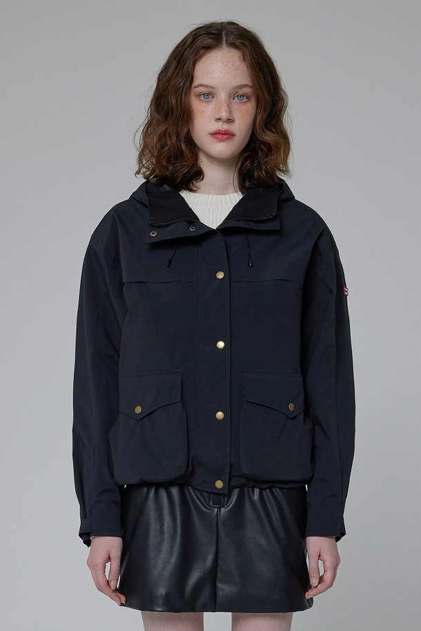 [WOMEN] 플레이 웨더 재킷 - 블랙 HDW0002AJZBLK는 여성용 아우터 자켓으로, 봄, 가을 계절에 적합한 얇은 두께의 웨더 재킷입니다. 블랙 컬러의 무지 디자인으로, 캐주얼, 스포티, 미니멀한 스타일을 연출할 수 있습니다. 레귤러 핏에 버튼 여밈 방식을 적용했으며, 방수 및 방풍 기능을 갖춰 활동성을 높였습니다. 산책룩, 여행룩 등 다양한 TPO에 활용하기 좋으며, 긴 소매와 안감 처리가 돋보입니다. 폴리에스테르와 나일론 혼방 소재로 제작되었습니다.
