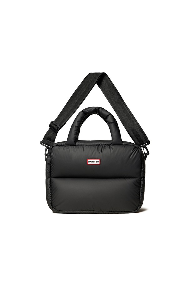 [UNISEX] 인트레피드 엑스트라 푸퍼 라지 보스톤백 - 블랙 UBT5512KBMBLK은 여행룩, 미니멀, 캐주얼, 클래식 스타일을 소화하는 유니섹스 보스톤백입니다. 넉넉한 수납 공간을 제공하는 라지 사이즈로, 나일론 소재와 지퍼형 잠금 방식으로 제작되었습니다. 무지 디자인과 원통형의 가방 모양, 숄더 스트랩으로 실용성을 더했습니다. 푸퍼 디자인이 특징이며, 여행 및 일상에서 폭넓게 활용할 수 있습니다. 블랙 컬러로 어떤 스타일에도 잘 어울립니다.
