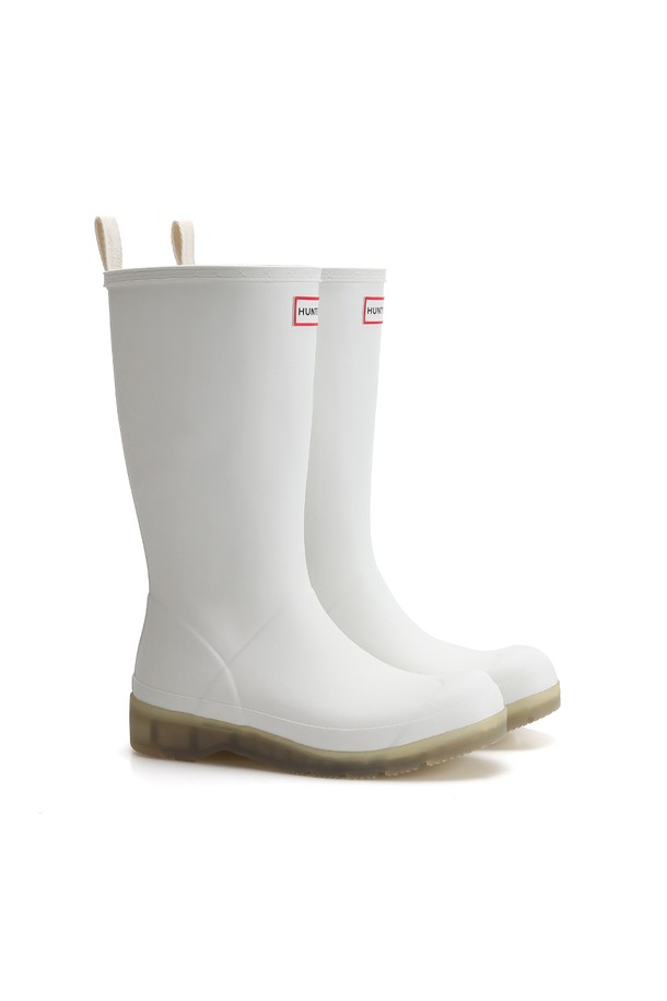 [WOMEN] 플레이 트랜스루센트 톨 레인부츠 - 셰이디드화이트 WFTK001RMASHW는 여성용 레인부츠로, 미니멀, 캐주얼, 클래식 스타일을 지향합니다. 셰이디드화이트 색상의 무지 디자인에 라운드 앞코, 3.35cm 로우힐 굽으로 편안함을 더했습니다. 봄, 여름, 가을, 겨울 사계절 모두 착용 가능하며, 일상과 하이킹 TPO에 적합합니다. FSC 인증 천연고무, 재활용 폴리에스터 라이닝, 방수 기능, 핸드메이드, 3D 패턴 커팅, 알루미늄 라스트 몰딩, 전통적 가황 공법으로 제작되었습니다. 발볼은 와이드하며, 톨 탑라인과 오픈형 신발 여밈으로 편안한 착용감을 제공합니다.
