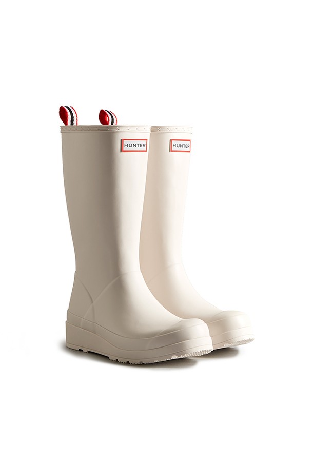 [WOMEN] 오리지날 플레이 톨 레인부츠 - 캐스트 WFT2007RMACAS는 여성용 롱부츠로, 라운드 앞코에 3cm 로우힐 굽을 갖춘 신발입니다. FSC 인증 천연고무와 재활용 폴리에스터 안감을 사용하여 제작되었으며, 핸드메이드 방식으로 꼼꼼하게 만들어졌습니다. 미니멀, 캐주얼, 클래식 스타일을 소화하며, 우천시나 일상생활에서 모두 착용 가능합니다. 방수 및 생활 방수 기능을 제공하며, 와이드 발볼로 편안한 착용감을 선사합니다. 색상은 화이트이며, 오픈형으로 신고 벗기 편리합니다.
