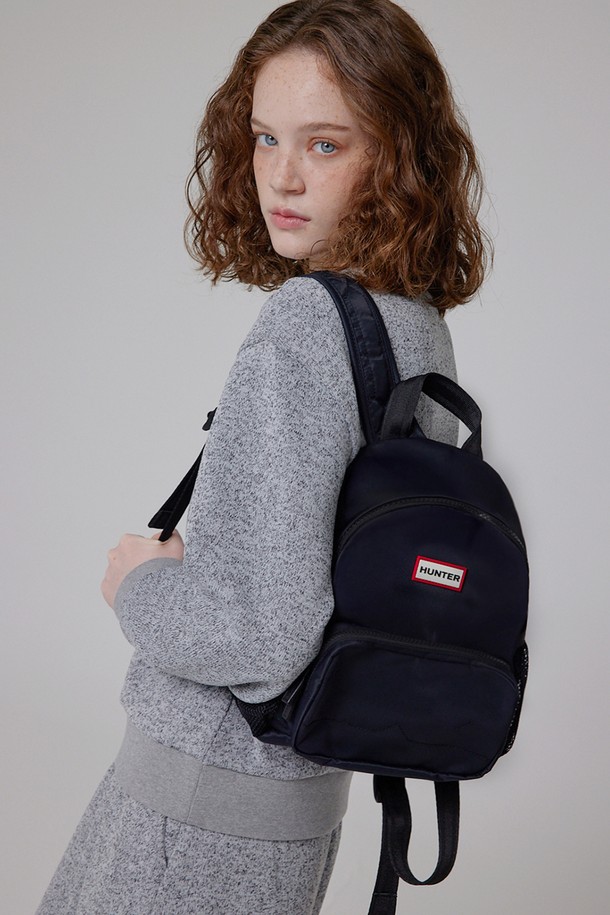 [UNISEX] 나일론 클래식 미니 백팩 - 블랙 UBB5510KBMBLK는 유니섹스 디자인의 미니 백팩입니다. 블랙 컬러의 무지 디자인으로, 베이직하고 캐주얼한 스타일을 연출합니다. 튼튼한 나일론 소재로 제작되었으며, 사각 모양에 지퍼형 잠금 방식을 적용했습니다. 일상생활에서 활용하기 좋은 클래식한 디자인으로, 미니멀한 스타일을 선호하는 분들께 추천합니다.
