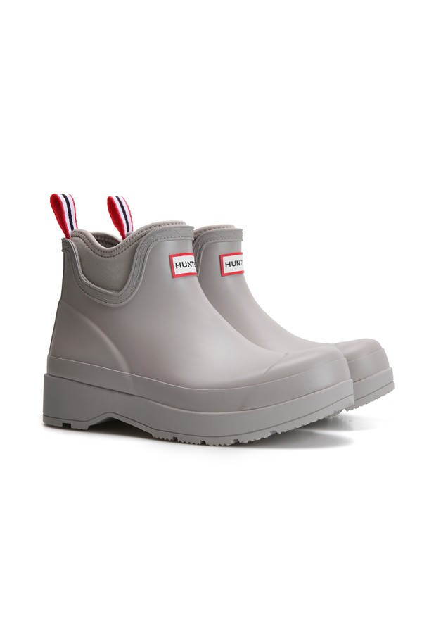 [MEN] 플레이 네오프렌 첼시 레인부츠 - 징크 MFS9022RMAZNC는 남성용 첼시 부츠로, 징크 컬러의 세련된 디자인이 특징입니다. 네오프렌과 고무 소재를 사용하여 방수 및 생활 방수 기능을 갖춰, 봄, 여름, 가을, 겨울 사계절 모두 활용 가능합니다. 라운드 앞코와 플랫 굽으로 편안한 착용감을 제공하며, 슬립온 디자인으로 신고 벗기 편리합니다. 미니멀, 캐주얼, 클래식 스타일의 출근룩에 잘 어울리는 앵클 부츠입니다.
