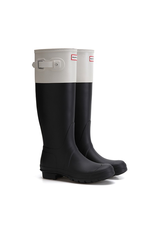 [WOMEN] 오리지널 컬러 블록 톨 레인부츠 - 블랙/캐스트 WFT2272RMABCA는 비 오는 날과 야외 활동에 적합한 여성 레인부츠입니다. 라운드 앞코에 3cm 로우 힐 디자인으로 편안한 착용감을 제공하며, 방수 기능으로 우수한 실용성을 자랑합니다. 블랙과 화이트 컬러 배색의 컬러 블록 패턴은 캐주얼, 미니멀, 클래식 스타일을 모두 아우르며, 재생 폴리에스터 안감과 FSC 인증 천연고무, 핸드메이드, 벌커나이징 공법 등 섬세한 디테일이 돋보입니다. 미드컷 탑라인과 버클 신발 여밈, 3D 패턴 커팅과 알루미늄 라스트 구조가 적용되었습니다. 봄, 여름, 가을, 겨울 사계절 내내 여행룩을 포함한 다양한 스타일에 매치하여 스타일리시하게 연출할 수 있습니다.
