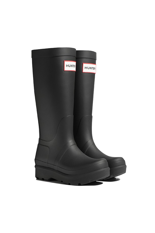 [UNISEX] 오리지날 2.0 톨 레인부츠 - 블랙 UFT7000RMABLK는 미니멀, 캐주얼, 클래식 스타일을 아우르는 유니섹스 레인부츠입니다. 봄, 여름, 가을, 겨울 사계절 내내 착용 가능하며, 일상과 우천 시 모두 활용 가능합니다. 블랙 컬러의 무지 디자인으로 어떤 스타일에도 쉽게 매치할 수 있습니다. 45mm 통굽 디자인으로 안정적인 착화감을 제공하며, FSC 인증 고무와 재활용 폴리에스터 안감을 사용하여 제작되었습니다. 3D 패턴 커팅과 벌커나이즈드 제조 방식으로 완성되어 방수 기능과 뛰어난 내구성을 자랑하며, 겨울 데일리룩에 완벽하게 어울립니다.
