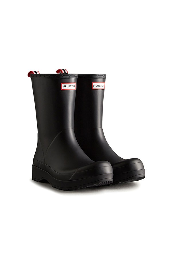 [MEN] 오리지날 플레이 미드 레인부츠 - 블랙 MFS9087RMABLK는 남성용 레인부츠로, 캐주얼, 미니멀, 클래식 스타일을 연출합니다. 블랙 컬러의 라운드 앞코 디자인이며, 일상생활과 우천 시에 모두 착용 가능합니다. 4cm 굽 높이의 플랫 굽으로 제작되었으며, 방수 기능과 내구성이 뛰어납니다. 핸드메이드, 내추럴 러버 소재, FSC 인증 소재를 사용하여 제작되었으며, 슬립온 형태로 간편하게 착용할 수 있습니다. 봄, 여름, 가을, 겨울 사계절 모두 활용 가능한 실용적인 아이템입니다.
