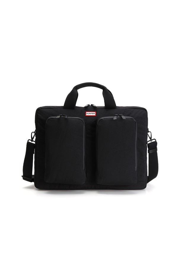 [UNISEX] 랩탑 토트백 - 블랙 HCM0002CBZBLK는 미니멀, 클래식, 시크 스타일을 추구하는 유니섹스를 위한 토트백입니다. 나일론 소재의 블랙 컬러, 미디엄 사이즈로 제작되었으며, 무지 디자인에 사각형 형태를 갖추고 있습니다. 랩탑 수납이 가능하며 숄더 스트랩과 지퍼형 잠금 방식으로 실용성을 더했습니다. 출근룩과 비즈니스 캐주얼에 적합하며, 일상에서 랩탑 백 및 비즈니스 용도로 활용하기 좋습니다.
