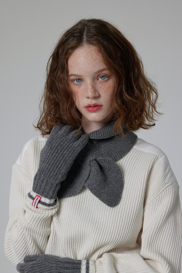 [WOMEN] 에센셜 니트 핑거홀 장갑 - 차콜 HDW0002CGZCHC는 여성용 니트 장갑입니다. 부드러운 촉감의 니트 소재로 제작되어 가을과 겨울에 따뜻하게 착용할 수 있습니다. 베이직한 디자인에 핑거홀 디테일이 더해져 손가락 노출이 가능하며, 출근룩이나 모임룩 등 다양한 TPO에 활용하기 좋습니다. 미니멀, 클래식, 캐주얼 스타일을 즐겨 입는 분들께 추천합니다. 색상은 차콜이며, 무지 디자인으로 어떤 스타일에도 잘 어울립니다.
