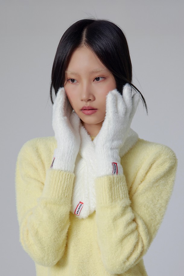 따뜻하고 부드러운 감촉의 [WOMEN] 소프트 헤어리 장갑 - 아이보리 (HDW0001CGZIVO)입니다. 포근한 니트 소재로 제작되어 겨울철 보온성을 높여줍니다. 은은한 아이보리 컬러와 헤어리 텍스처가 만나 미니멀, 클래식, 캐주얼 스타일 모두에 잘 어울립니다. 두꺼운 두께감으로 추운 날씨에도 손을 따뜻하게 보호해주며 부드러운 촉감으로 편안한 착용감을 선사합니다. 무지 디자인으로 어떤 스타일에도 매치하기 용이한 데일리 장갑입니다.
