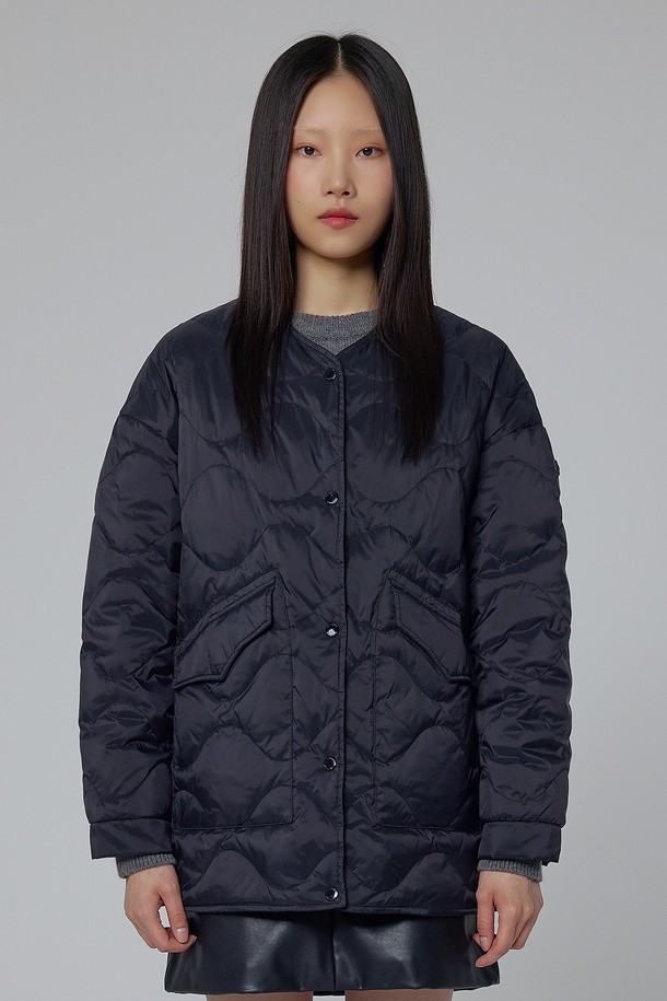 [WOMEN] 익스플로러 퀼팅 경량 다운 재킷 - 블랙 HDW0001ADZBLK는 여성용 다운 재킷입니다. 캐주얼 및 스포티한 스타일을 연출할 수 있으며, 겨울철 일상복으로 적합합니다. 블랙 컬러에 퀼팅 디자인이 돋보이며, 오버핏으로 편안한 착용감을 선사합니다. 가볍고 보온성이 뛰어난 나일론 소재를 사용하여 활동성을 높였습니다. 스냅 여밈 방식과 긴 소매 기장으로 디자인되었으며, 경량 다운 소재로 제작되어 따뜻함과 편안함을 동시에 느낄 수 있습니다.
