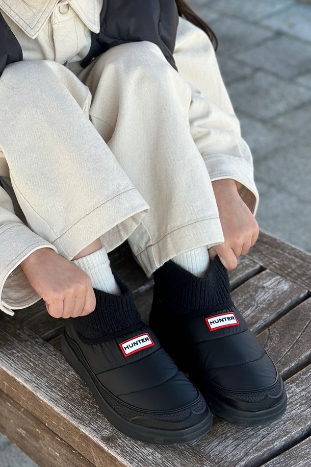 [JUNIOR] 인앤아웃 푸퍼 니트 커프 부츠 - 블랙 HBJ0002FFRBLK는 유아동을 위한 부츠입니다. 라운드 앞코에, 보온성을 위한 퍼 안감과 푸퍼 디테일이 특징이며, 니트 소재로 제작되어 따뜻하고 편안한 착용감을 제공합니다. 슬립온 스타일로 신고 벗기 편하며, 니트 커프스가 발목을 감싸 안정적인 핏을 연출합니다. 캐주얼 및 미니멀 스타일의 산책룩에 잘 어울리는 블랙 컬러의 부츠입니다. 가을, 겨울철 데일리룩에 활용하기 좋습니다.
