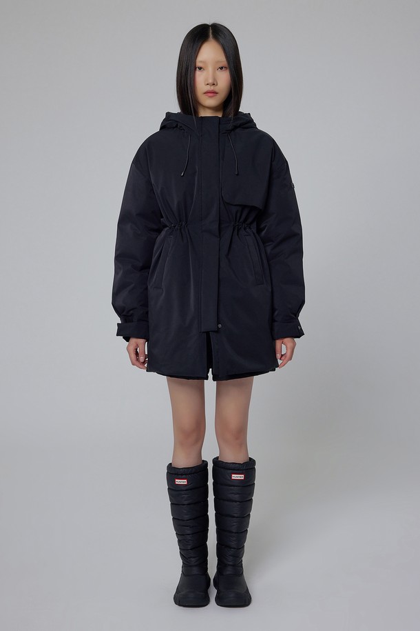 [WOMEN] 오리지날 롱 다운 재킷은 여성용 겨울 아우터로, 미니멀하고 베이직한 스타일을 추구하는 분들에게 적합합니다. 롱 기장의 블랙 컬러 무지 디자인으로, 어떤 옷에도 쉽게 매치할 수 있습니다. 넉넉한 오버핏에 후드와 패딩, 방수 기능까지 갖춰 보온성과 활동성을 모두 만족시킵니다. 부드러운 나일론 소재로 제작되어 편안한 착용감을 선사하며, 집업 방식으로 간편하게 입고 벗을 수 있습니다.
