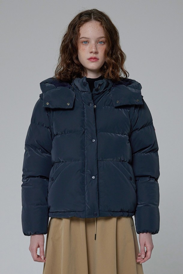 [WOMEN] 글로시 2in1 다운 재킷 - 딥네이비 HDW0006ADZDNV는 여성용 아우터로, 겨울철 캐주얼 스타일을 연출하기에 좋은 숏패딩입니다. 딥네이비 컬러의 무지 디자인에 글로시한 촉감이 특징이며, 2in1 후드 스타일로 다양한 연출이 가능합니다. 보온성을 높여주는 두꺼운 두께감과 오버핏 디자인으로 편안한 착용감을 제공하며, 여행룩과 캠핑룩에 활용하기 좋습니다. 나일론 소재를 사용하여 활동성을 높였으며, 스냅과 지퍼로 여밈이 가능합니다.
