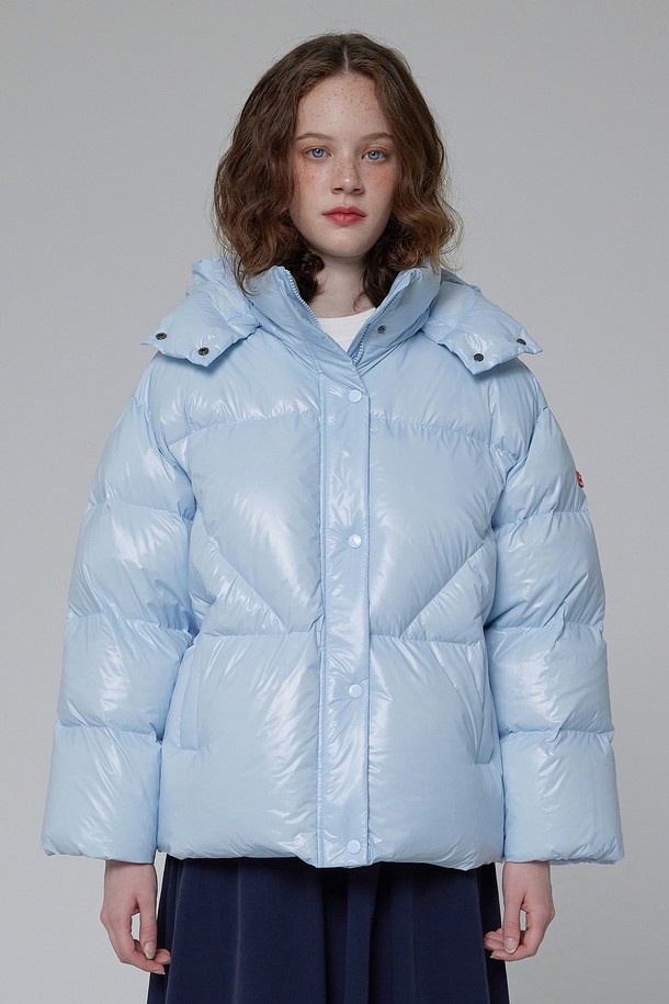 [WOMEN] 인트레피드 미들 다운 재킷 - 스카이 블루 HDW0004ADZSBL은 겨울철 여성의 따뜻함과 스타일을 책임지는 필수템입니다. 넉넉한 오버핏으로 제작되어 편안한 착용감을 선사하며, 캐주얼, 미니멀, 고프코어 스타일을 모두 소화할 수 있습니다. 방수 기능과 두꺼운 두께, 부드러운 촉감의 나일론 소재를 사용하여 일상뿐만 아니라 여행이나 캠핑 등 다양한 TPO에 활용 가능합니다. 스카이 블루 컬러와 무지 디자인, 후드 디테일, 은은한 광택이 더해져 세련된 분위기를 연출합니다. 긴 소매와 집업 여밈 방식으로 보온성을 높였으며, 미디엄 기장으로 활동성을 더했습니다.
