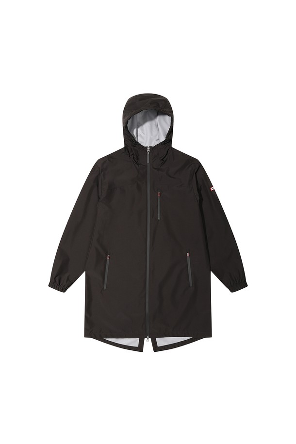 [MEN] 오리지널 라이트웨이트 레인코트 - 블랙 HCM0001AJZBLK는 남성용 레인코트로, 미니멀하고 스포티한 스타일을 연출합니다. 가볍고 부드러운 나일론 소재로 제작되어 봄, 여름, 가을 계절에 착용하기 좋으며, 일상생활과 우천 시 모두 활용 가능합니다. 레귤러핏에 레귤러 기장으로 편안한 착용감을 제공하며, 집업 여밈 방식과 긴 소매 디자인이 특징입니다. 방수, 경량, 통기 기능으로 쾌적함을 유지하며, 출근룩과 여행룩 등 다양한 TPO에 매치하기 좋습니다. 무지 패턴의 블랙 컬러로 어떤 스타일에도 쉽게 코디할 수 있습니다.
