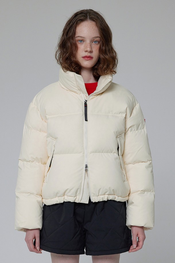 [WOMEN] 인앤아웃 다운 재킷 - 아이보리 HDW0002ADZIVO는 겨울철 여성의 따뜻함과 스타일을 책임지는 숏패딩입니다. 부드러운 나일론 소재와 푹신한 패딩 안감으로 제작되어 뛰어난 보온성을 제공하며, 가볍게 착용할 수 있어 활동성을 높였습니다. 아이보리 컬러의 무지 디자인에 오버핏과 크롭 기장으로 캐주얼, 스포티, 미니멀한 스타일을 연출할 수 있습니다. 집업 여밈 방식과 긴 소매 디자인으로 편안하게 착용 가능하며, 여행룩이나 캠핑룩과 같은 TPO에 활용하기 좋습니다.
