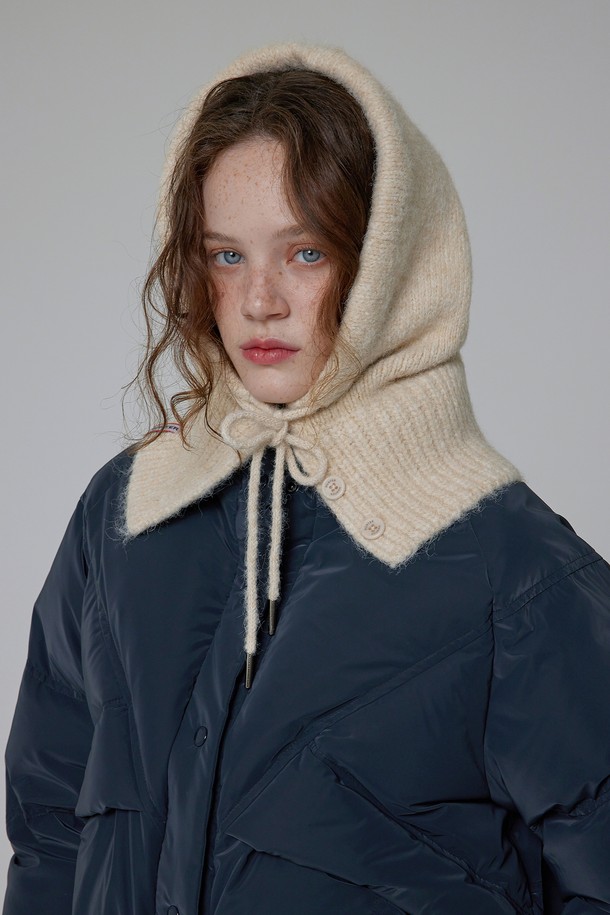 [WOMEN] 플러피 니트 바라클라바 - 아이보리 HDW0002CHZIVO는 부드러운 촉감의 니트 소재로 제작되어 겨울철 보온성을 높여주는 여성용 바라클라바입니다. 얼굴 전체를 감싸는 디자인으로 추운 날씨에도 따뜻하게 착용할 수 있으며, 깊은 모자 깊이로 안정적인 착용감을 제공합니다. 플러피한 텍스처가 특징으로, 캐주얼, 미니멀, 클래식 스타일의 룩에 활용하기 좋습니다. 아이보리 색상과 무지 디자인으로 다양한 스타일과 쉽게 매치할 수 있습니다.
