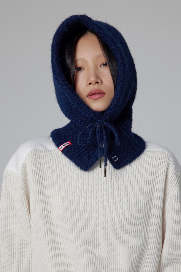 [WOMEN] 플러피 니트 바라클라바 - 네이비 HDW0002CHZNVY는 부드러운 촉감과 두꺼운 두께로 따뜻함을 선사하는 여성용 바라클라바입니다. 겨울철 방한을 위한 필수템으로, 일상에서도 편안하게 착용할 수 있습니다. 네이비 색상의 무지 디자인으로 어떤 스타일에도 쉽게 매치할 수 있으며, 등산룩이나 산책룩에 캐주얼, 미니멀, 클래식한 분위기를 더해줍니다. 플러피 니트 소재로 제작되어 보온성을 높였으며, 깊은 모자 깊이로 얼굴 전체를 포근하게 감싸줍니다. 추운 날씨에도 스타일리시함을 놓치고 싶지 않은 분들께 추천합니다.
