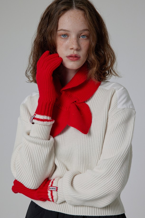 [WOMEN] 에센셜 니트 핑거홀 장갑 - 레드 HDW0002CGZRED는 부드러운 니트 소재로 제작되어 뛰어난 착용감을 제공하는 여성용 장갑입니다. 톤 다운된 레드 컬러에 무지 디자인으로 어떤 스타일에도 잘 어울리며, 손가락 홀 디테일이 있어 실용성을 더했습니다. 겨울철 보온성을 책임지는 두꺼운 두께감으로 따뜻하게 손을 보호해 줍니다. 미니멀, 클래식, 캐주얼 등 다양한 스타일에 매치하여 포인트를 줄 수 있는 필수 아이템입니다.
