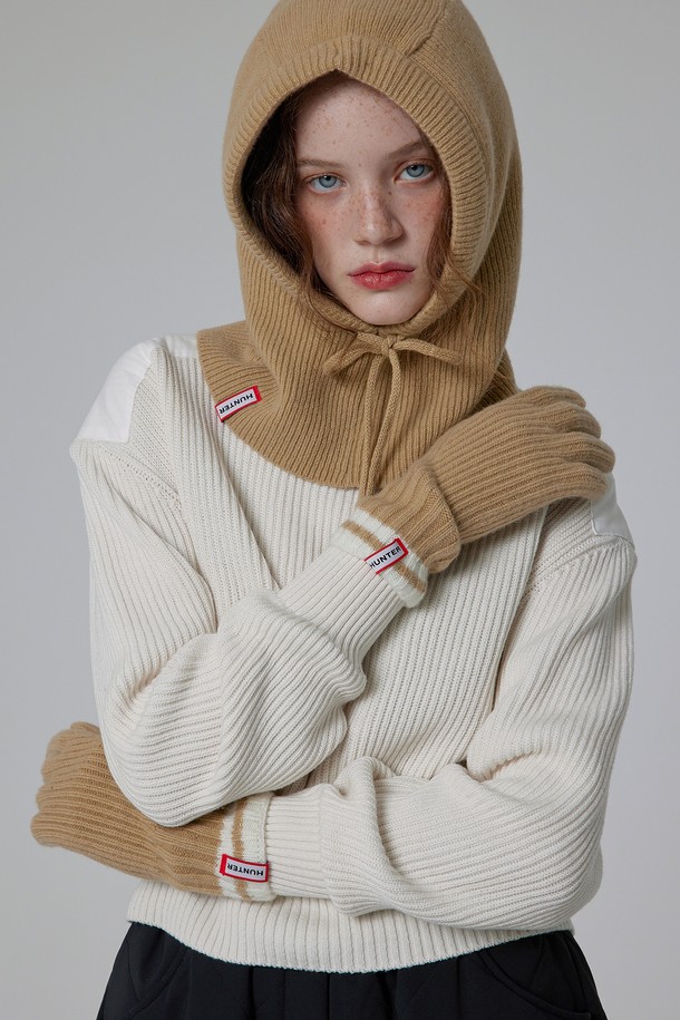 [WOMEN] 에센셜 니트 핑거홀 장갑 - 베이지 HDW0002CGZBEI는 부드러운 니트 소재로 제작되어 겨울철 따뜻함을 선사하는 여성용 장갑입니다. 일상생활에서 활용하기 좋은 베이지 컬러의 무지 디자인으로, 미니멀, 클래식, 캐주얼 스타일 모두 소화 가능합니다. 출근룩에 매치하여 세련된 분위기를 연출할 수 있으며, 핑거홀 디테일로 실용성을 더했습니다. 두꺼운 두께감으로 보온성을 높였으며, 에센셜 라인으로 기본적인 디자인에 충실했습니다.
