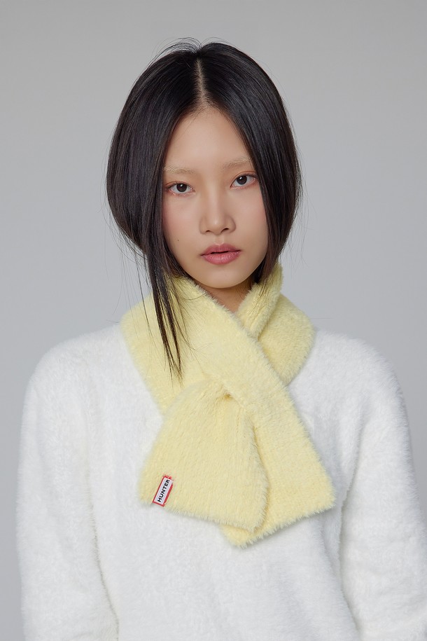 [WOMEN] 소프트 헤어리 머플러 - 옐로우 HDW0001CNZRYL(이하, 소프트 헤어리 머플러)는 부드러운 촉감의 폴리에스테르 소재로 제작되어 가을과 겨울철에 따뜻하게 착용할 수 있는 여성용 머플러입니다. 옐로우 컬러의 무지 디자인에 헤어리 텍스처를 더해 포근하고 세련된 느낌을 선사합니다. 두꺼운 두께감으로 보온성을 높였으며, 베이직한 스타일로 출근룩, 모임룩 등 다양한 TPO에 활용 가능합니다. 클래식, 미니멀, 캐주얼 등 어떤 스타일에도 자연스럽게 어울려 폭넓은 연출이 가능합니다. 부드러운 감촉과 보온성을 갖춘 소프트 헤어리 머플러로 따뜻하고 스타일리시한 겨울을 보내세요.
