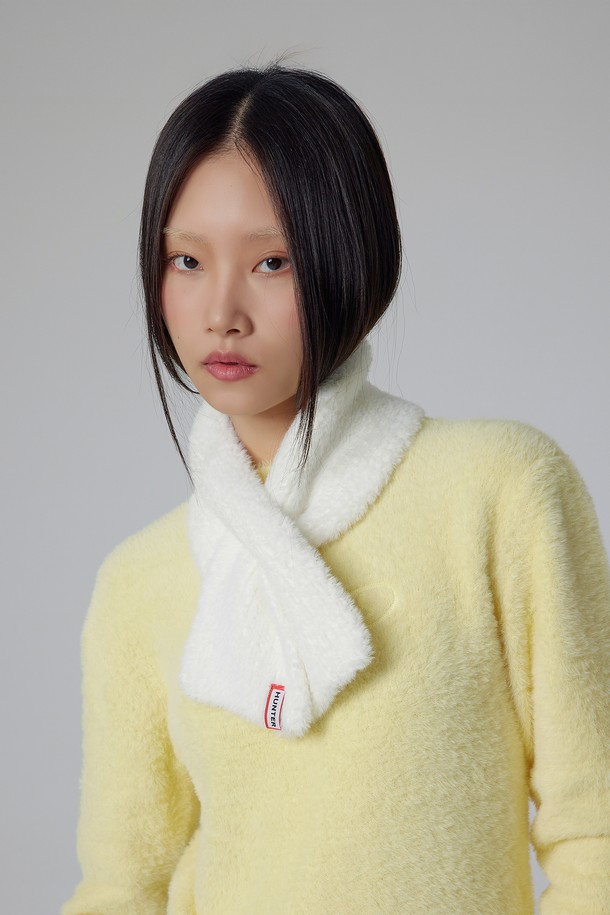 **[WOMEN] 소프트 헤어리 머플러 - 아이보리 (HDW0001CNZIVO)**

부드러운 촉감과 따뜻한 보온성을 제공하는 여성용 머플러입니다. 포근한 헤어리 텍스처가 특징이며, 겨울철 추위를 효과적으로 막아줍니다. 아이보리 컬러의 무지 디자인으로, 출근룩, 모임룩 등 다양한 스타일에 매치하기 용이합니다. 클래식, 미니멀, 캐주얼 등 폭넓은 스타일을 연출할 수 있어 활용도가 높습니다. 폴리에스테르 소재로 제작되어 편안하게 착용할 수 있습니다.
