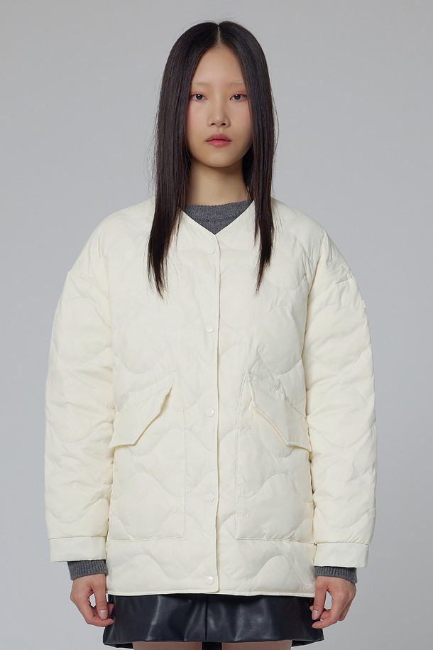 [WOMEN] 익스플로러 퀼팅 경량 다운 재킷 - 아이보리 HDW0001ADZIVO는 일상, 출근룩, 여행룩에 모두 잘 어울리는 여성용 다운 재킷입니다. 아이보리 컬러의 레귤러핏으로 제작되었으며, 캐주얼, 미니멀, 클래식 스타일을 모두 아우릅니다. 가볍고 따뜻한 경량 다운 충전재와 부드러운 나일론 소재를 사용하여 편안한 착용감을 선사합니다. 퀼팅 디자인과 집업 여밈 방식으로 디자인되었으며, 긴 소매 기장과 두꺼운 두께로 겨울철에도 따뜻하게 입을 수 있습니다. 베이직한 디자인으로 다양한 스타일 연출이 용이합니다.
