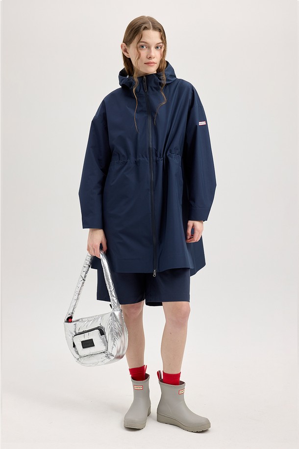 [WOMEN] 워터프루프 클린 라이트웨이트 레인자켓 - 다크네이비 HCW0005AJZDNV는 여성용 레인자켓입니다. 다크네이비 색상의 무지 디자인으로, 캐주얼 및 스포티 스타일을 연출하기 좋습니다. 봄, 여름, 가을 계절에 활용 가능하며, 얇고 부드러운 나일론 소재로 제작되어 가볍습니다. 방수 기능과 라이트웨이트 디자인으로 우천 시에도 편안하게 착용할 수 있으며, 레귤러핏의 긴 소매 집업 스타일입니다.
