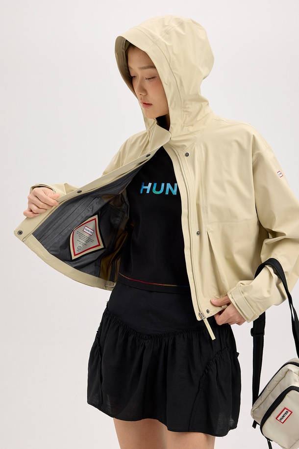 [WOMEN] 워터프루프 숏 레인 재킷 - 스무스페블 HCW0001AJZSMP는 여성용 레인 자켓입니다. 캐주얼, 스포티, 미니멀 스타일을 추구하는 분들께 적합하며, 여행룩, 산책룩, 휴가룩 등 다양한 TPO에 활용할 수 있습니다. 얇은 두께감의 나일론 소재로 제작되어 부드러운 촉감을 선사하며, 봄, 여름, 가을 시즌에 착용하기 좋습니다. 무지 디자인에 숏 기장, 후드 타입, 집업 여밈 방식으로 편안하게 착용 가능하며, 레귤러 핏으로 제작되었습니다. 뛰어난 방수 및 생활 방수 기능으로 궂은 날씨에도 쾌적하게 활동할 수 있습니다.
