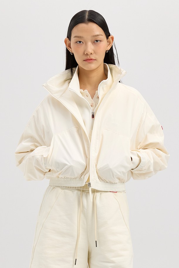 [WOMEN] 립스탑 숏 윈드 재킷 - 아이보리 HCW0003AJZIVO는 여성용으로, 가볍고 얇은 두께감의 나일론 소재를 사용하여 봄, 여름 시즌에 적합합니다. 립스탑 원단으로 제작되어 내구성이 뛰어나며, 방풍 기능으로 활동적인 날씨에도 쾌적함을 유지합니다. 아이보리 컬러의 무지 디자인에 레귤러 핏, 집업 스타일로 캐주얼하고 스포티한 연출이 가능합니다. 산책, 러닝, 여행 등 다양한 TPO에 활용하기 좋으며, 미니멀한 스타일을 선호하는 분들께 추천합니다. 긴 소매 기장의 숏 기장 윈드 재킷입니다.
