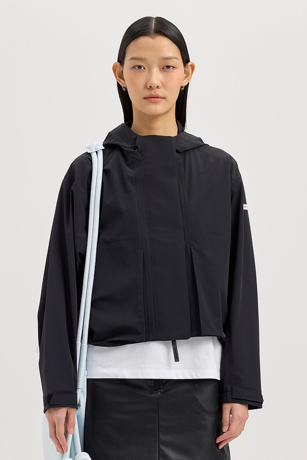 [WOMEN] 워터프루프 숏 레인 재킷 - 블랙 HCW0001AJZBLK는 여성용 레인 자켓입니다. 미니멀하고 스포티한 스타일의 이 재킷은 봄, 여름, 가을 계절에 활용 가능하며, 일상생활과 우천 시 모두 착용하기 좋습니다. 숏 기장에 집업 여밈 방식이며, 레귤러 핏으로 편안하게 착용할 수 있습니다. 방수 및 생활 방수 기능이 있어 갑작스러운 비에도 끄떡없으며, 후드가 달려 있어 실용성을 더합니다. 얇은 두께의 나일론 소재로 제작되었으며, 여행룩 연출에도 적합합니다.
