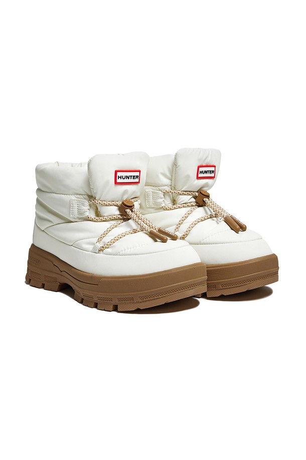 [WOMEN] 익스플로러 온 푸퍼 레이스업 부티 - 화이트윌로우 HDWK103FBZWWG는 여성용 부티입니다. 아웃도어 활동과 일상생활 모두에 적합하며, 특히 겨울철에 따뜻하게 착용할 수 있습니다. 4cm 플랫 굽에 EVA 러버 아웃솔을 사용하여 편안한 착용감과 미끄럼 방지 기능을 제공합니다. 방수 기능과 무지 디자인, 레이스업 여밈이 특징이며, 캐주얼, 미니멀, 고프코어 스타일을 연출하기 좋습니다. 나일론, 폴리에스테르, 폴리우레탄, 고무 등 다양한 소재로 제작되었으며, 핸드메이드 제작으로 완성도를 높였습니다.
