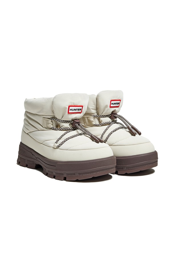 [WOMEN] 익스플로러 온 푸퍼 레이스업 부티 - 소프트샌드 HDWK103FBZSFD는 여성용 부티로, 가을과 겨울에 어울리는 디자인입니다. 라운드 앞코와 4cm 플랫 굽으로 편안함을 강조하며, 소프트샌드 컬러가 따뜻한 분위기를 연출합니다. 나일론, 폴리에스테르, 폴리우레탄을 주요 소재로 사용하고, 폴리에스테르 안감으로 마감했습니다. 레이스업 방식으로 발을 안정적으로 잡아주며, 앵클 탑라인으로 다리를 더욱 슬림하게 보여줍니다. 핸드메이드 공정, 천연고무, FSC 인증 소재 사용 등 섬세한 마감으로 완성도를 높인 제품입니다. 출근룩과 모임룩, 그리고 클래식, 미니멀, 캐주얼 스타일 모두에 잘 어울립니다.
