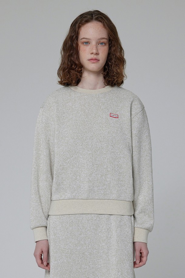 "WOMEN" 플레이 플리스 크루넥 - 스무스페블 HDW0002AMZSMP는 부드러운 촉감의 플리스 안감과 두꺼운 두께로 따뜻함을 제공하는 여성용 티셔츠입니다. 베이직하고 캐주얼한 스타일로 일상에서 편안하게 착용하기 좋으며, 가을과 겨울에 적합합니다. 레귤러핏의 긴소매 크루넥 디자인이며, 무지 패턴의 스무스페블 컬러로 미니멀하고 클래식한 분위기를 연출합니다. 자연스러운 고무 구조와 수작업 제작 방식으로 섬세하게 만들어졌으며, 1년 품질 보증으로 안심하고 구매할 수 있습니다. 폴리에스테르 소재로 제작되었습니다.
