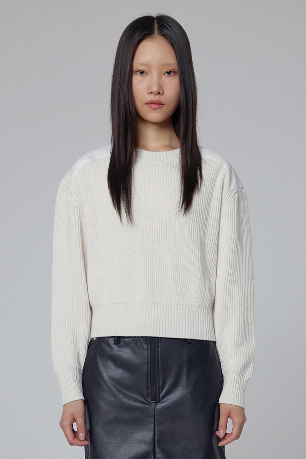 [WOMEN] 크루넥 우븐 어깨 패치 스웨터 - 아이보리 HDW0003AKZIVO는 가을, 겨울 시즌에 어울리는 여성용 스웨터입니다. 베이직하고 미니멀한 스타일로, 출근룩과 모임룩에 모두 활용 가능합니다. 부드러운 촉감의 면, 울 혼방 소재에 두꺼운 두께감으로 포근함을 더했습니다. 레귤러핏 크루넥 디자인이며, 어깨 패치 디테일이 포인트입니다. 긴 소매 기장의 레귤러 기장 상의로 클래식, 미니멀, 캐주얼 등 다양한 스타일을 연출할 수 있습니다.
