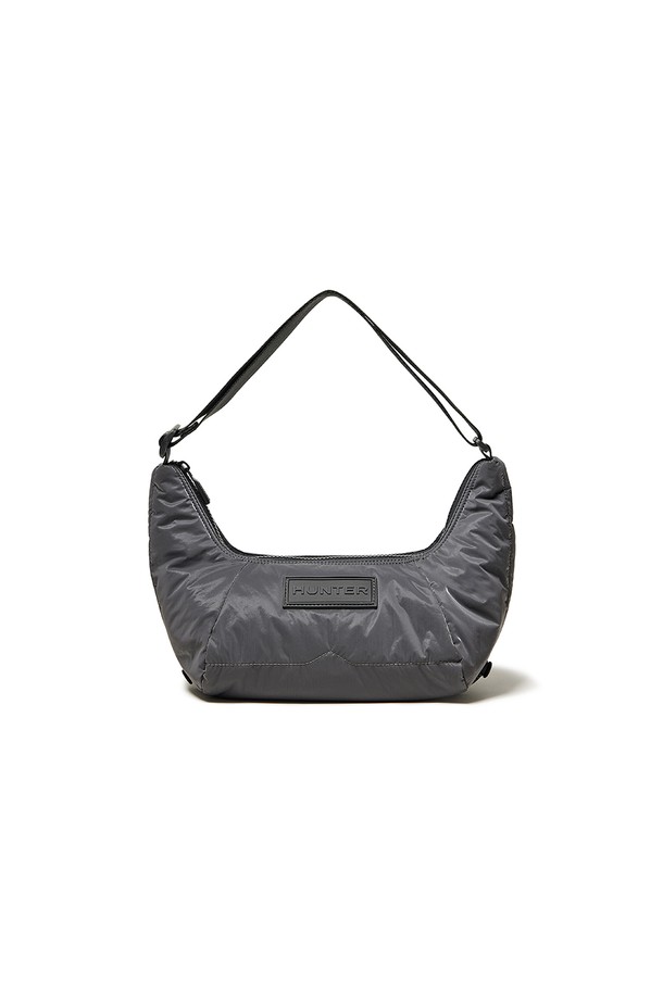 [UNISEX] 글로시 드로우스트링 호보백 - 그레이 HDWK021BXZGRY는 캐주얼, 미니멀, 시크 스타일을 추구하는 분들을 위한 유니섹스 호보백입니다. 동네 마실룩, 쇼핑룩, 여행룩에 모두 잘 어울립니다. 부드러운 나일론과 폴리우레탄 소재로 제작되었으며, 글로시한 광택이 특징입니다. 미디엄 사이즈에 무지 패턴으로 제작되었으며, 드로우스트링 디자인으로 포인트를 주었습니다. 안감은 재생 폴리에스터를 사용하여 실용성을 더했습니다.
