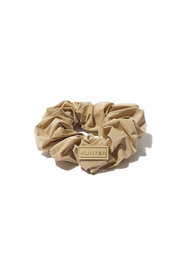 [WOMEN] 글로시 헤어 스크런치 - 베이지 HDW0001CZZBEI는 여성용 헤어 액세서리입니다. 부드러운 나일론 소재로 제작되었으며, 은은하게 빛나는 글로시 디자인이 특징입니다. 수제작으로 제작되어 꼼꼼하고, 고무 소재와 신축성 있는 디자인으로 편안한 착용감을 제공합니다. 데이트룩, 카페룩, 집콕룩 등 다양한 TPO에 활용 가능하며, 미니멀, 걸리시, 캐주얼 스타일을 연출하기 좋습니다. 사계절 내내 활용할 수 있는 베이지 컬러의 무지 스크런치로, 헤어 스타일에 포인트를 더해보세요.

